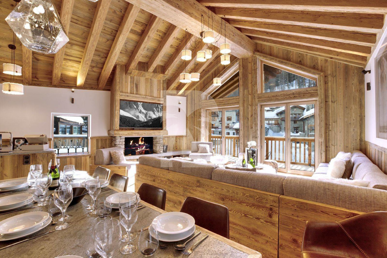 villa in Val d'Isere : Rent this 4 bedrooms chalet located in 'Le Fornet' with a sauna and jacuzzi. - Photo 2