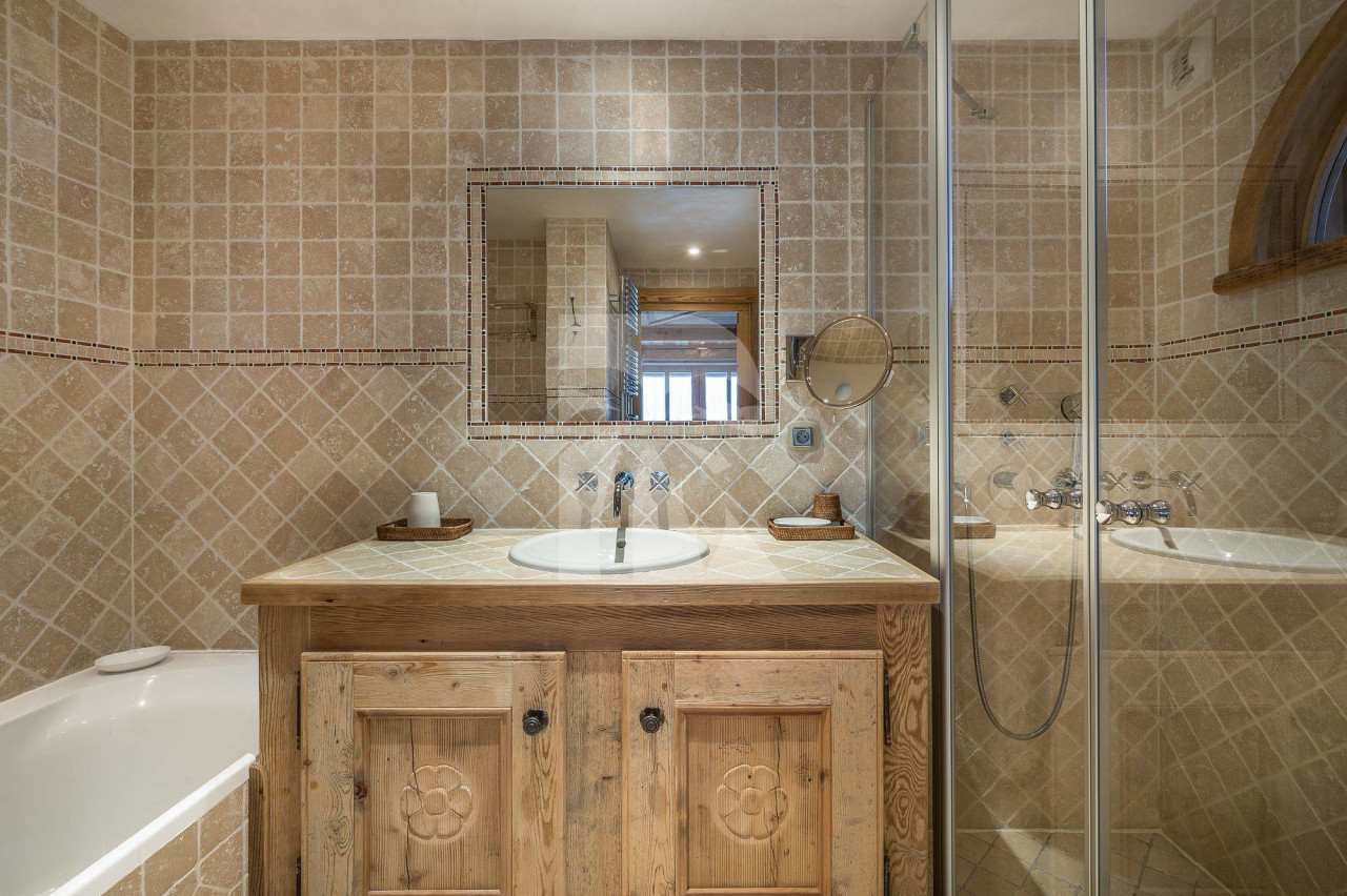 villa in Courchevel : Rent this 6 bedrooms chalet located in the Domain de Bllecôte  in Courchevel 1850. - Photo 7