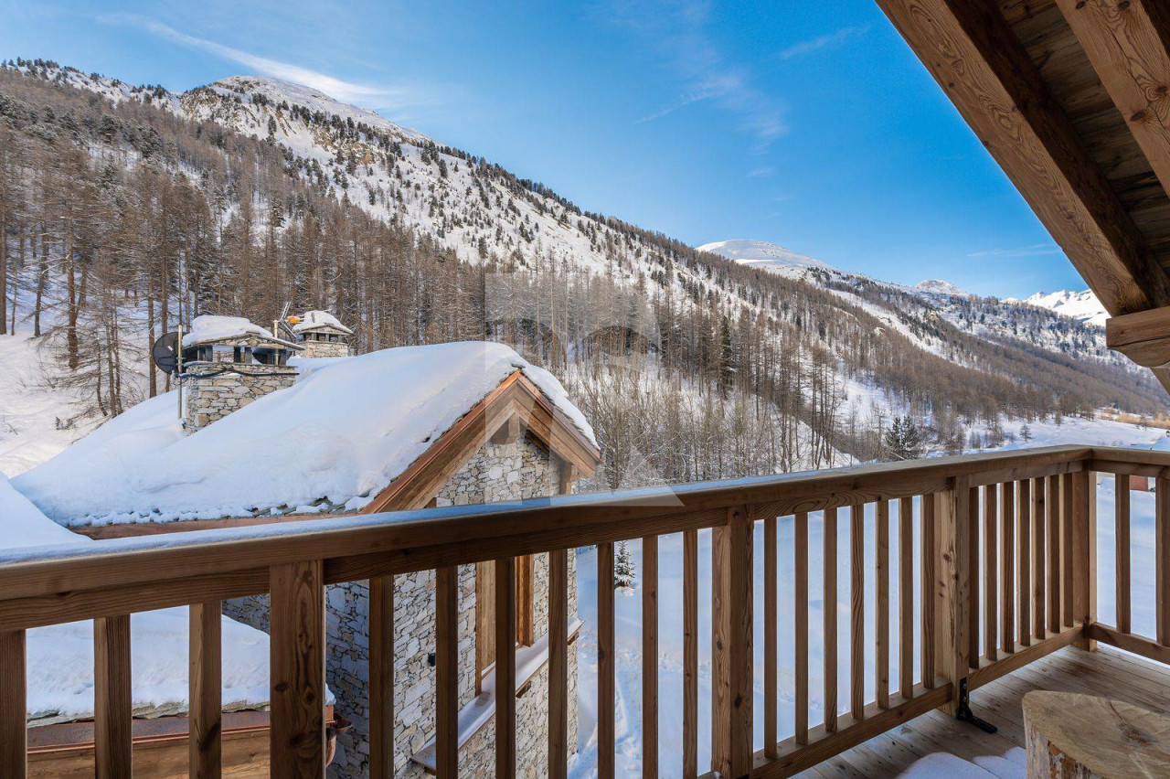 villa in Val d'Isere : Rent this 5 bedroom chalet located close to the slope in Le Fornet, Val d'Isère, with sauna and jacuzzi. - Photo 3