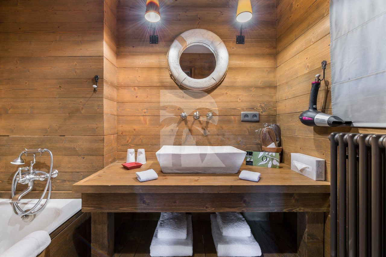 villa in Courchevel : Rent this chalet located in the private hamlet of Les Brigues, only 20 meters from the slopes. - Photo 12