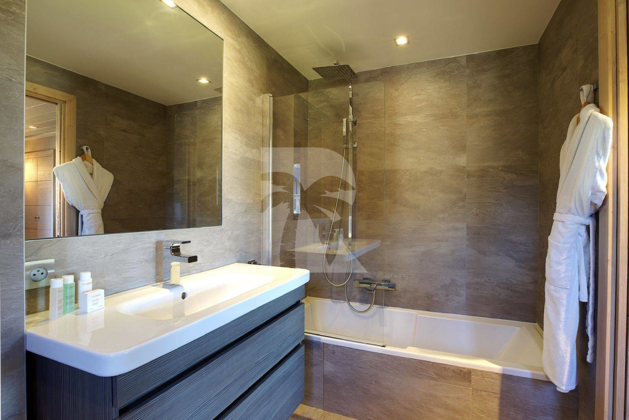 villa in Courchevel : Rent this 4 bedroom chalet in a well-known quiet place in Courchevel Moriond. - Photo 7