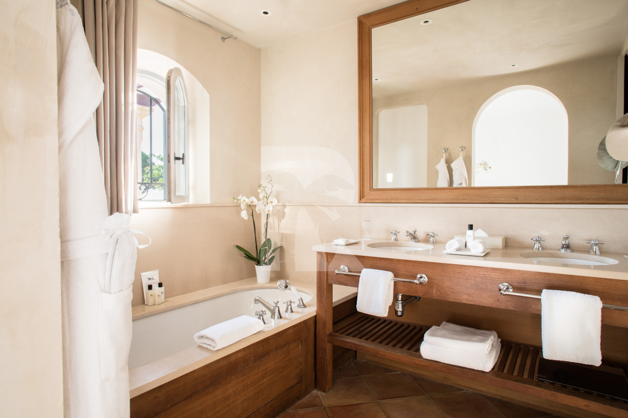 villa in St Tropez : Rent this extraordinary property  nestled in a private and secured domain close to St Tropez. - Photo 11