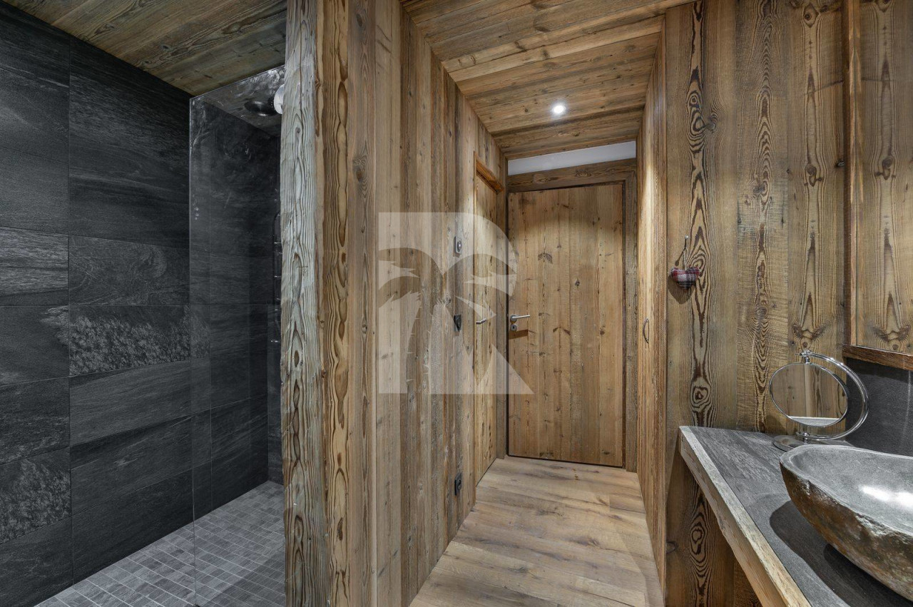 villa in Val d'Isere : Rent this 5 bedroom chalet located close to the slope in Le Fornet, Val d'Isère, with sauna and jacuzzi. - Photo 5