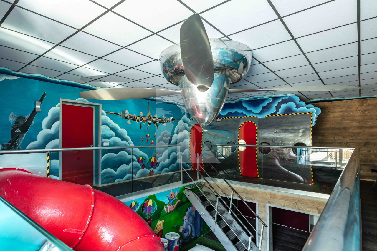 villa in Tignes : Rent this unique chalet which can accommodate up to 14 guests with a aircraft decoration. - Photo 7