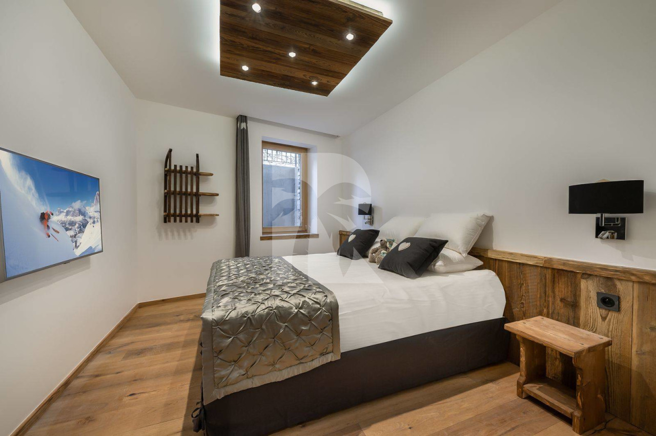 villa in Val d'Isere : Rent this 5 bedroom chalet located close to the slope in Le Fornet, Val d'Isère, with sauna and jacuzzi. - Photo 4