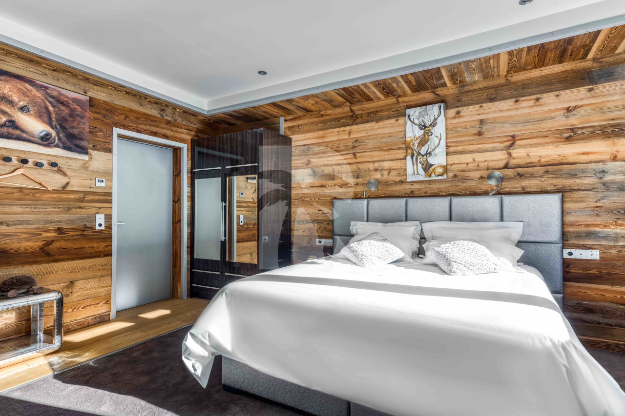 villa in Tignes : Rent this unique chalet which can accommodate up to 14 guests with a aircraft decoration. - Photo 11
