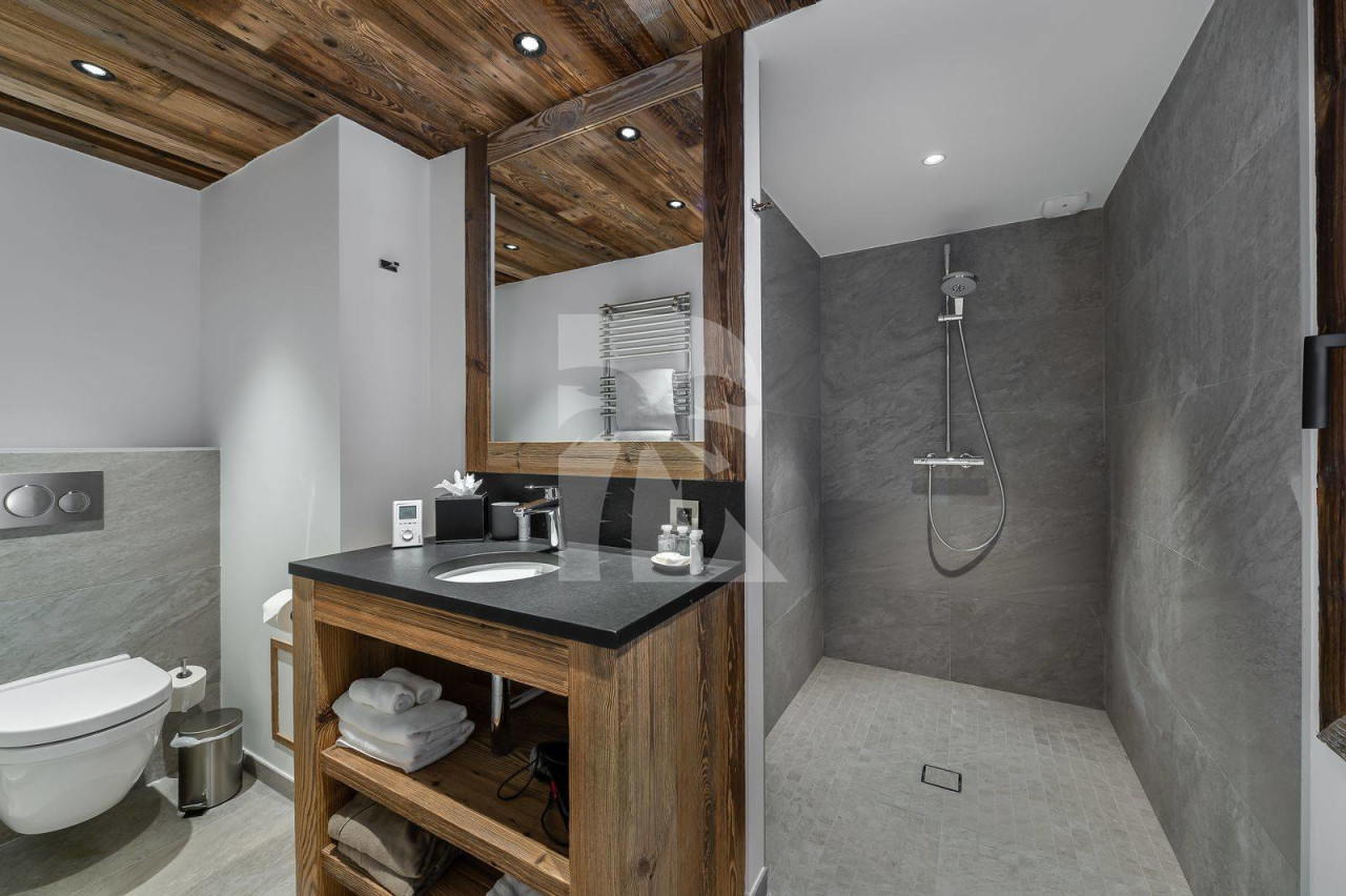 villa in St Martin de Belleville : Rent this modern and luxurious catered chalet with a lovely spa area in St Martin de Belleville. - Photo 9