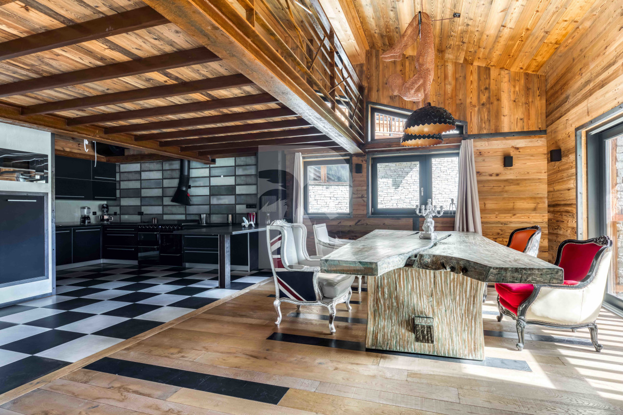 villa in Tignes : Rent this unique chalet for 8 guests located a short walk from the lift. - Photo 3