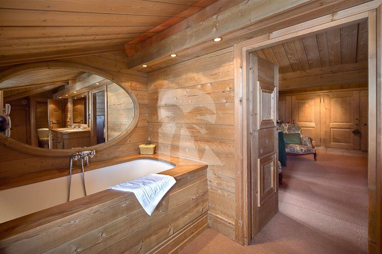 villa in Courchevel : Rent this  typically ski in ski out Savoyard mountain chalet - Photo 9