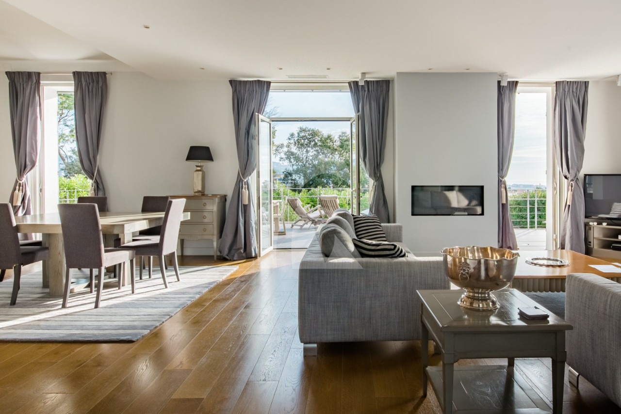 villa in Cannes : Rent this renovated villa in the quiet area of La Croix des Gardes,  can accommodate up 8 guests. - Photo 5