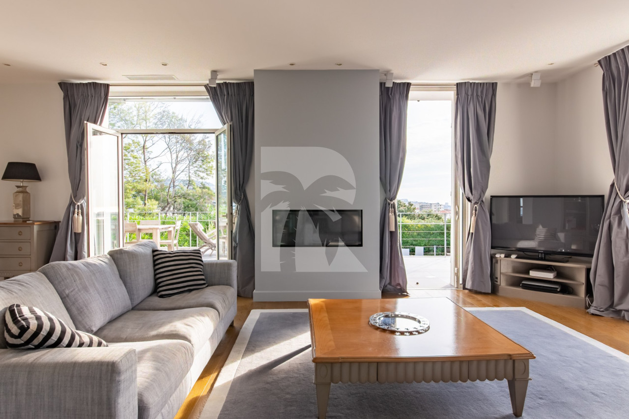 villa in Cannes : Rent this renovated villa in the quiet area of La Croix des Gardes,  can accommodate up 8 guests. - Photo 3