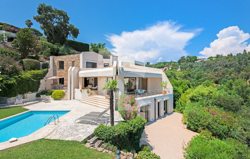 villa in Cannes : Rent this Modern property with a stunning view which can accommodate up to 10 guests. - Photo 0