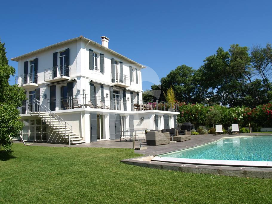 villa in Cannes : Rent this renovated villa in the quiet area of La Croix des Gardes,  can accommodate up 8 guests. - Photo 0