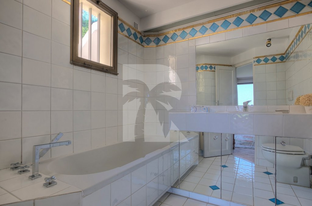 villa in Cannes : Rent this Modern property with a stunning view which can accommodate up to 10 guests. - Photo 10