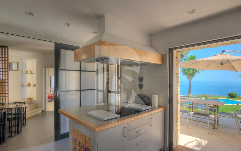 villa in Cannes : Rent this Modern property with a stunning view which can accommodate up to 10 guests. - Photo 6