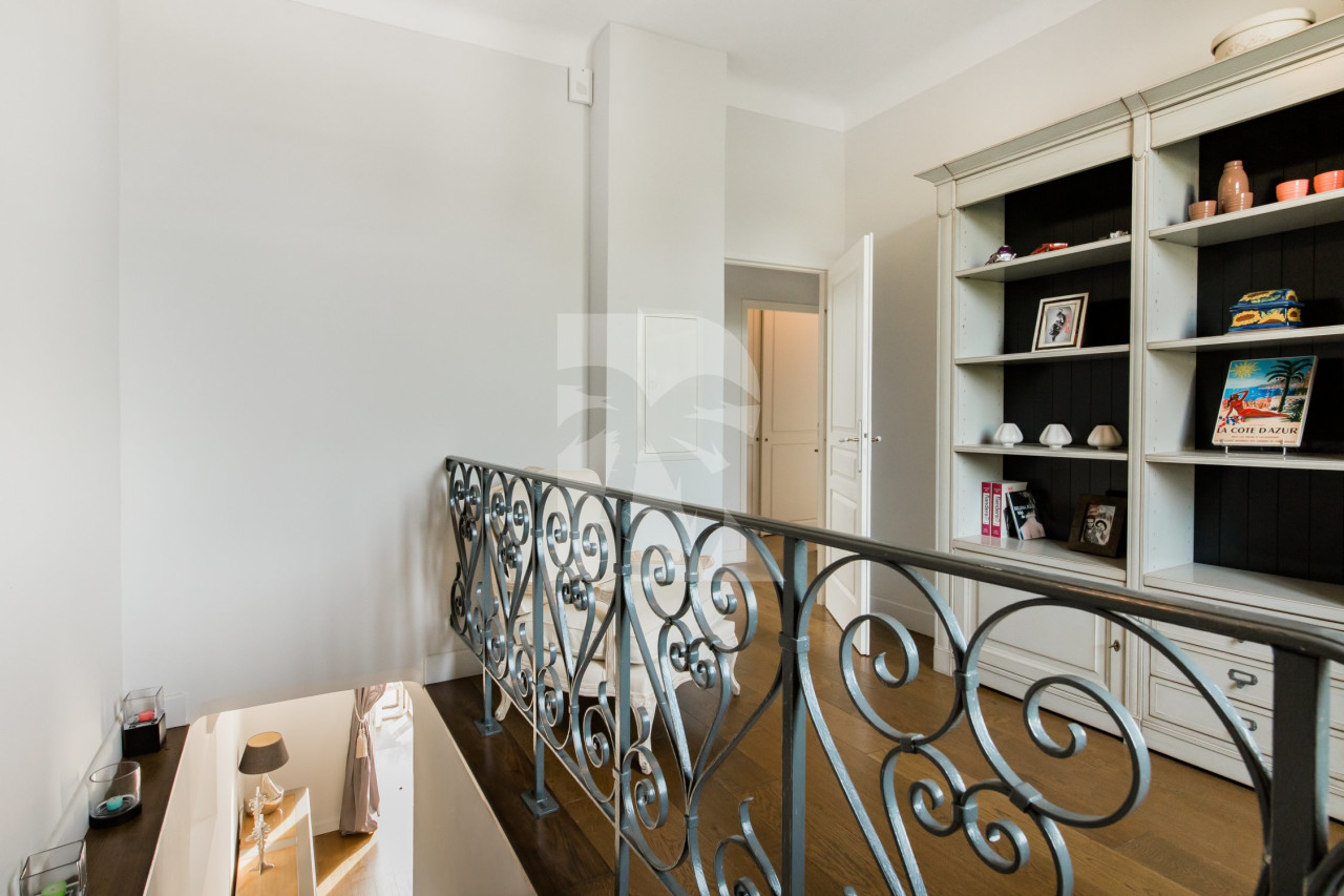 villa in Cannes : Rent this renovated villa in the quiet area of La Croix des Gardes,  can accommodate up 8 guests. - Photo 11