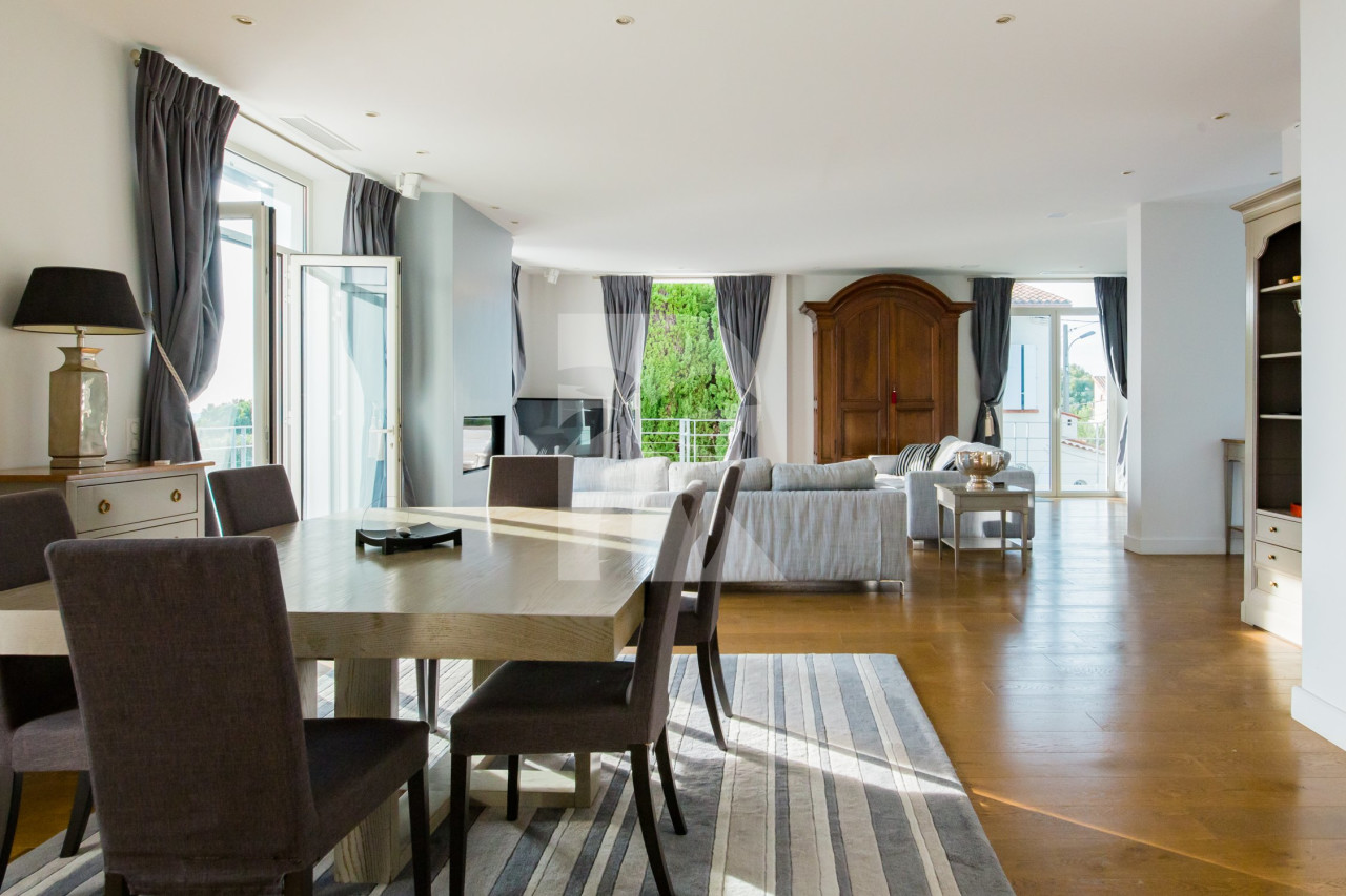 villa in Cannes : Rent this renovated villa in the quiet area of La Croix des Gardes,  can accommodate up 8 guests. - Photo 4