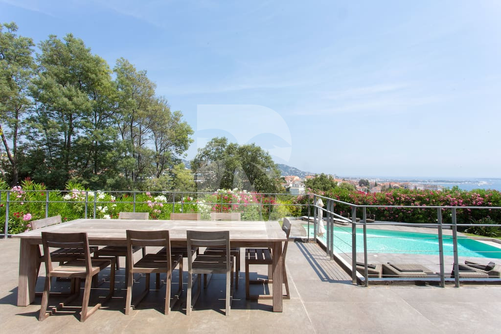 villa in Cannes : Rent this renovated villa in the quiet area of La Croix des Gardes,  can accommodate up 8 guests. - Photo 2