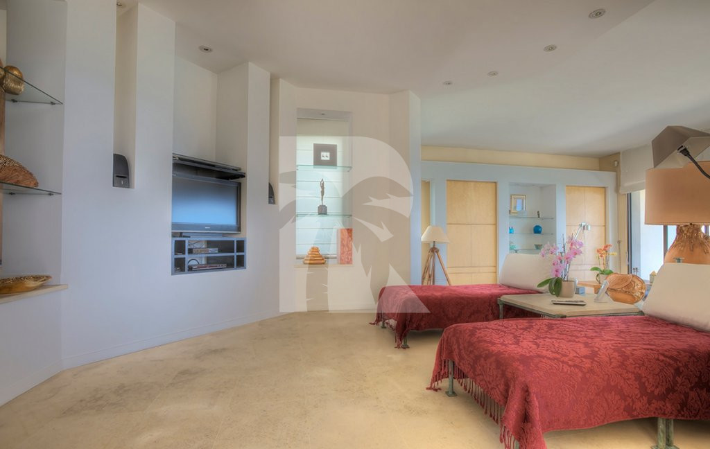 villa in Cannes : Rent this Modern property with a stunning view which can accommodate up to 10 guests. - Photo 12