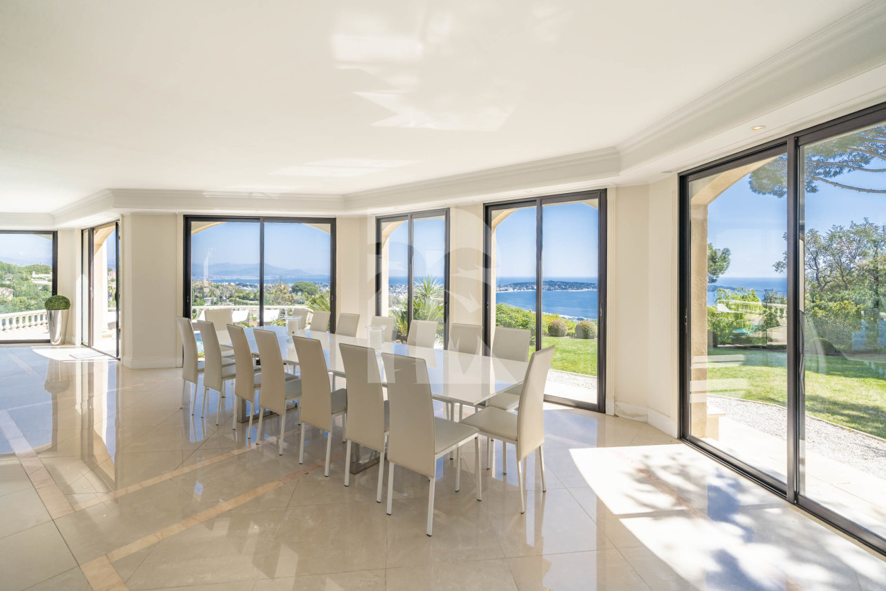 villa in Cannes : Rent this 8 bedrooms with an amazing view of  the Cap d'Antibes and Golfe Juan bay. - Photo 12