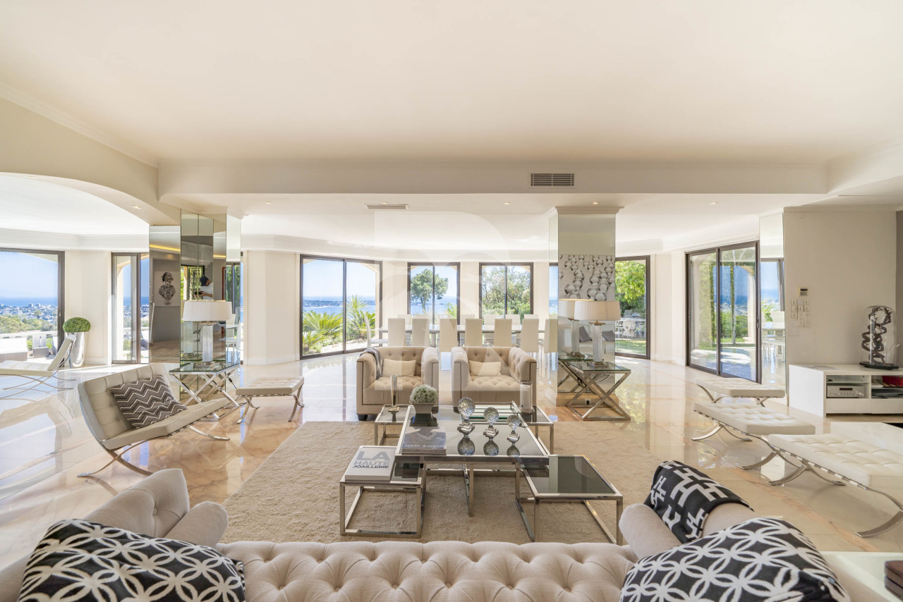 villa in Cannes : Rent this 8 bedrooms with an amazing view of  the Cap d'Antibes and Golfe Juan bay. - Photo 7