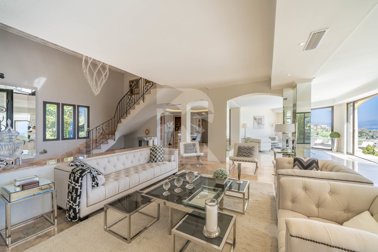 villa in Cannes : Rent this 8 bedrooms with an amazing view of  the Cap d'Antibes and Golfe Juan bay. - Photo 9