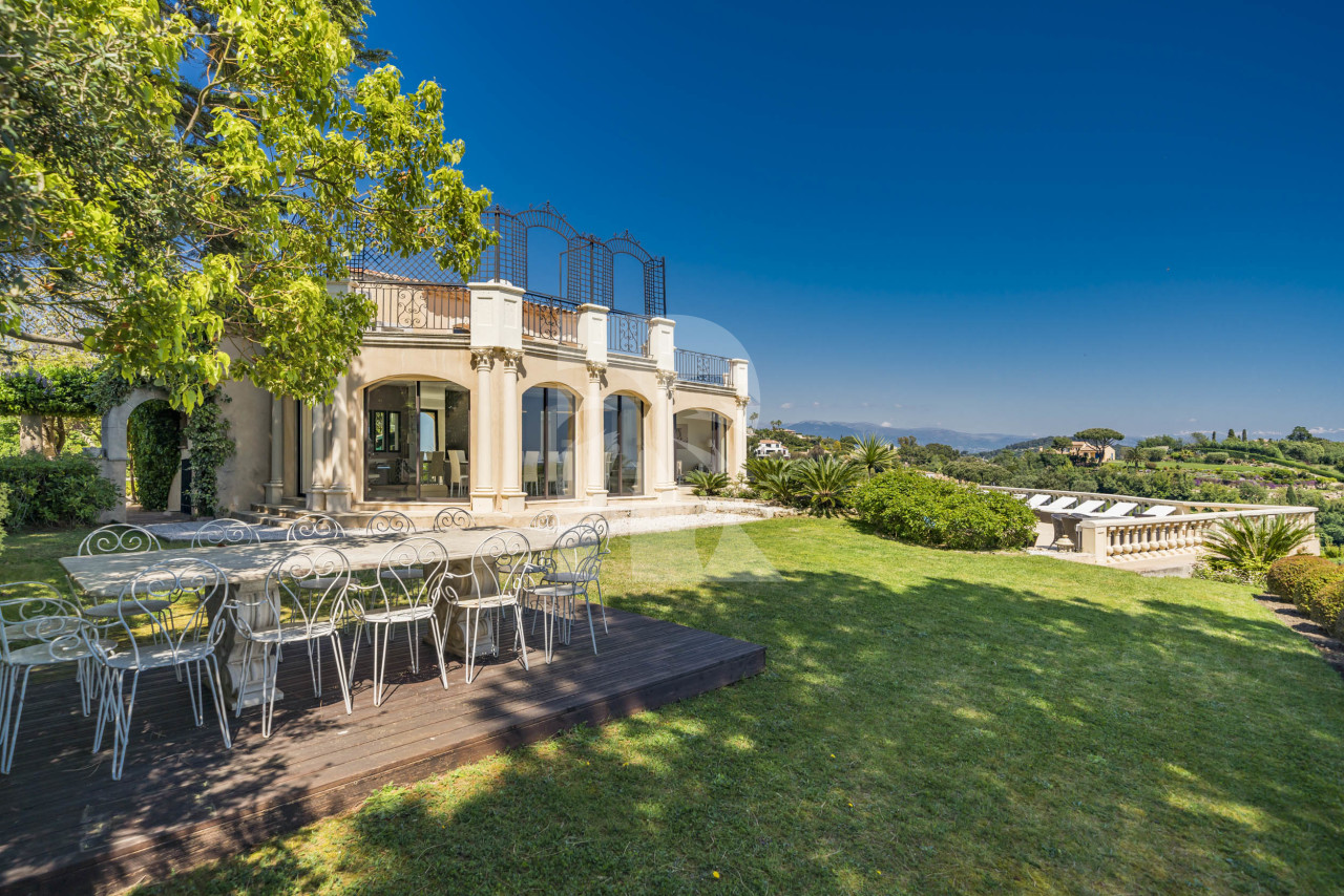 villa in Cannes : Rent this 8 bedrooms with an amazing view of  the Cap d'Antibes and Golfe Juan bay. - Photo 5