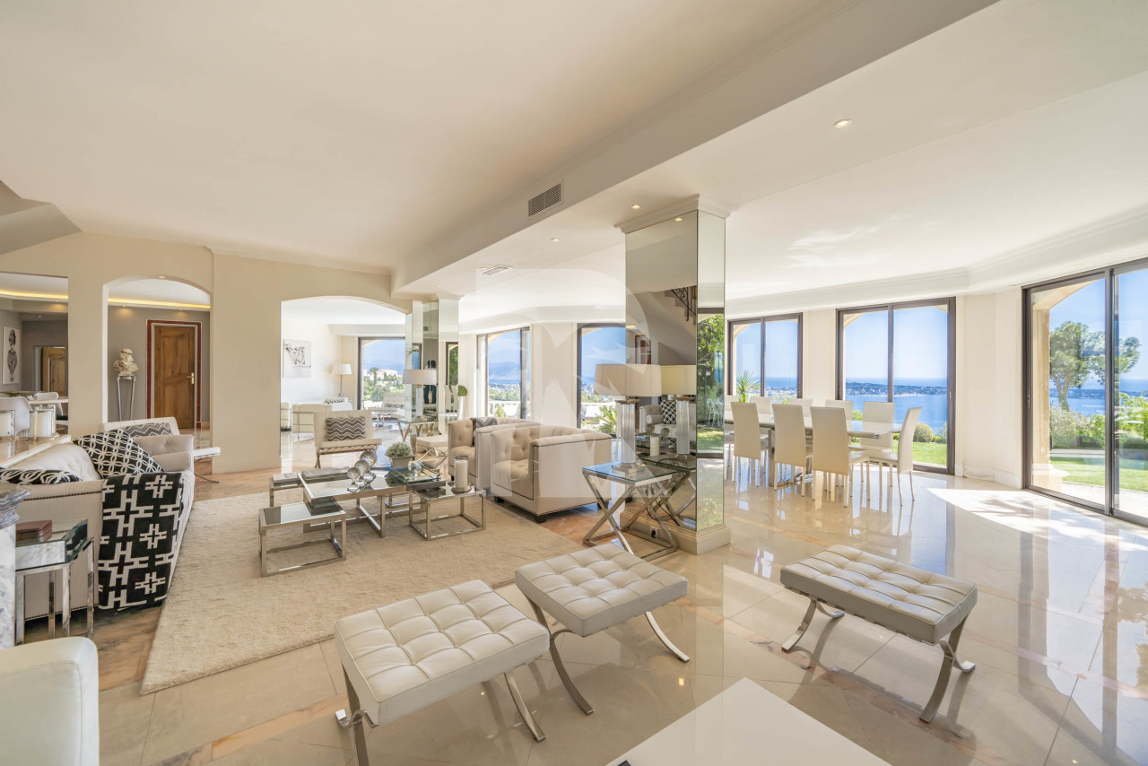 villa in Cannes : Rent this 8 bedrooms with an amazing view of  the Cap d'Antibes and Golfe Juan bay. - Photo 8