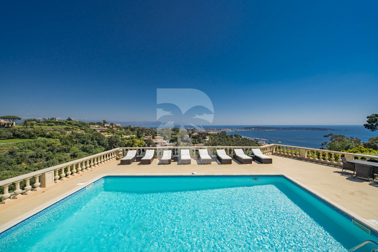 villa in Cannes : Rent this 8 bedrooms with an amazing view of  the Cap d'Antibes and Golfe Juan bay. - Photo 1