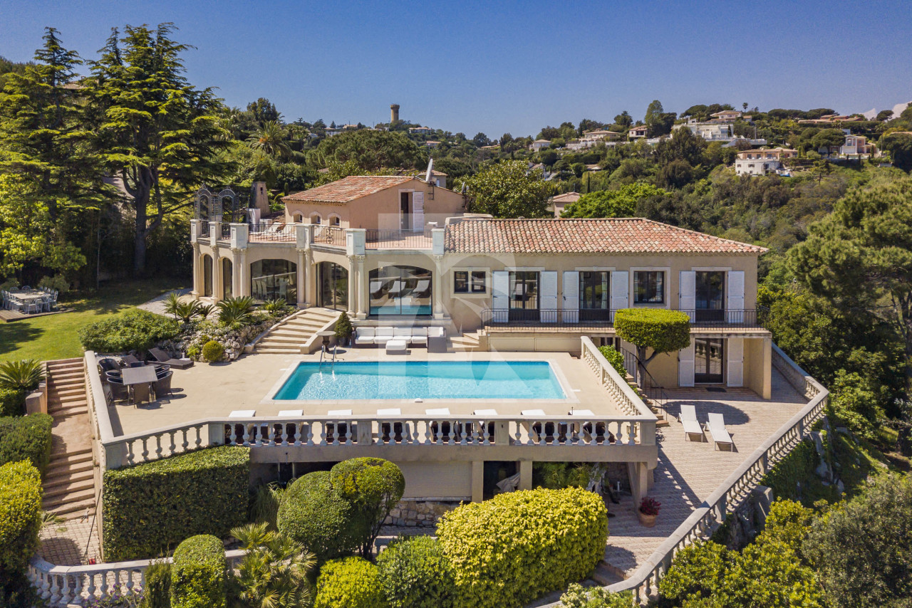 villa in Cannes : Rent this 8 bedrooms with an amazing view of  the Cap d'Antibes and Golfe Juan bay. - Photo 0