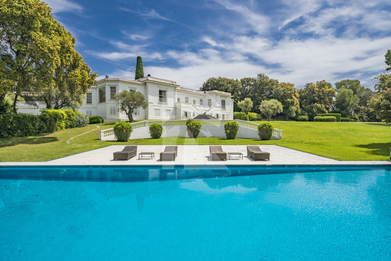 villa in Cap d'Antibes : Rent this exceptional domaine from the 1920's - 9 bedrooms, tennis court, large swimming pool, fitness room. - Photo 0