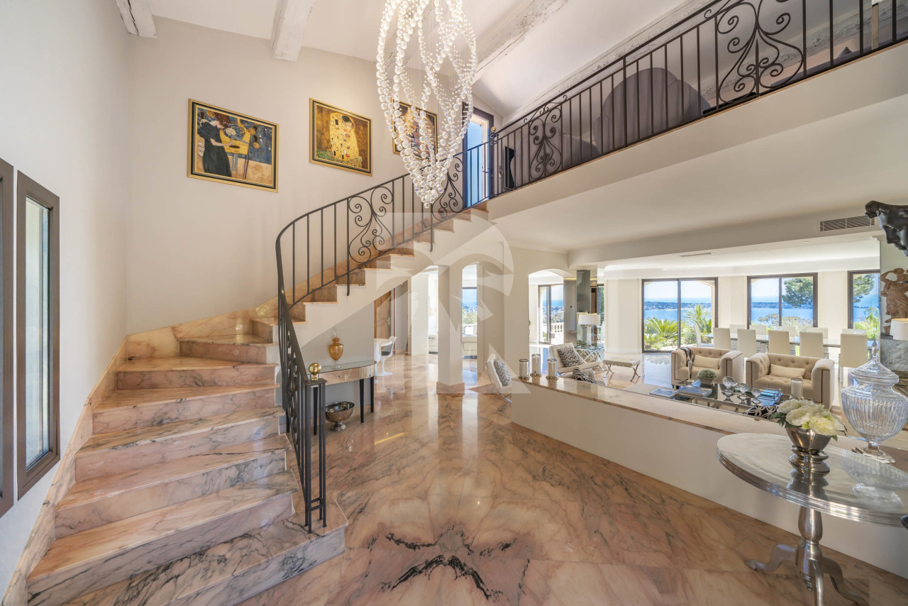 villa in Cannes : Rent this 8 bedrooms with an amazing view of  the Cap d'Antibes and Golfe Juan bay. - Photo 6