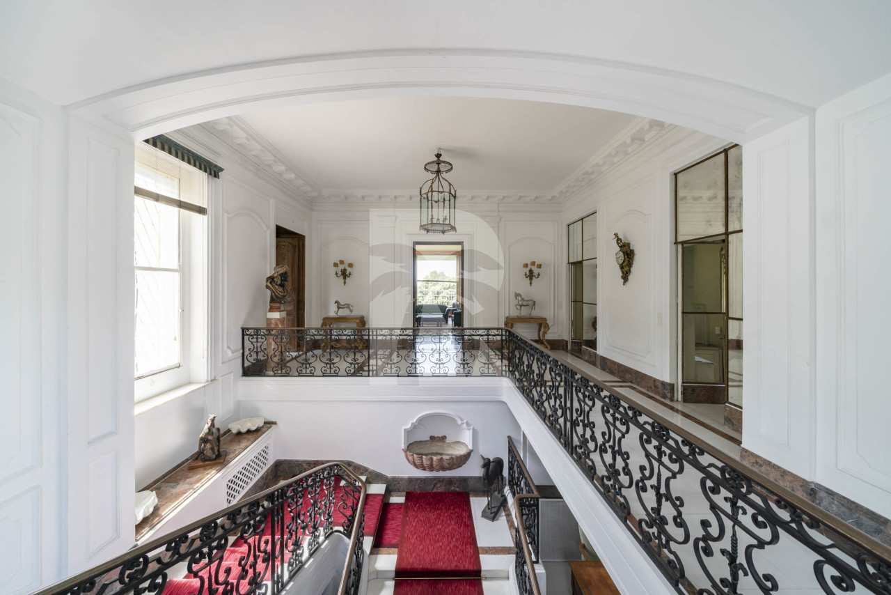 villa in Cap d'Antibes : Rent this exceptional domaine from the 1920's - 9 bedrooms, tennis court, large swimming pool, fitness room. - Photo 4
