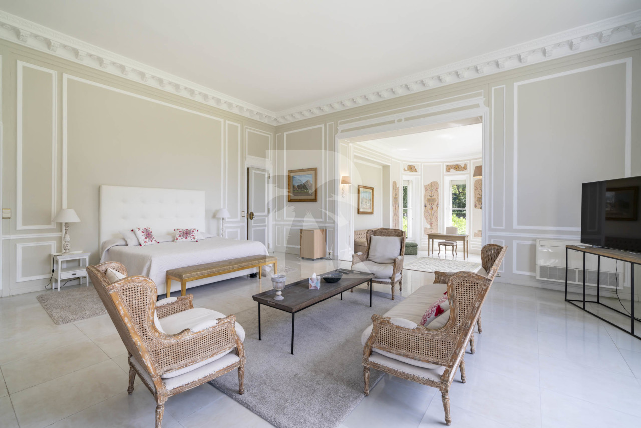 villa in Cap d'Antibes : Rent this exceptional domaine from the 1920's - 9 bedrooms, tennis court, large swimming pool, fitness room. - Photo 11