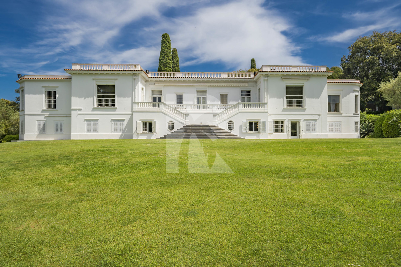 villa in Cap d'Antibes : Rent this exceptional domaine from the 1920's - 9 bedrooms, tennis court, large swimming pool, fitness room. - Photo 2