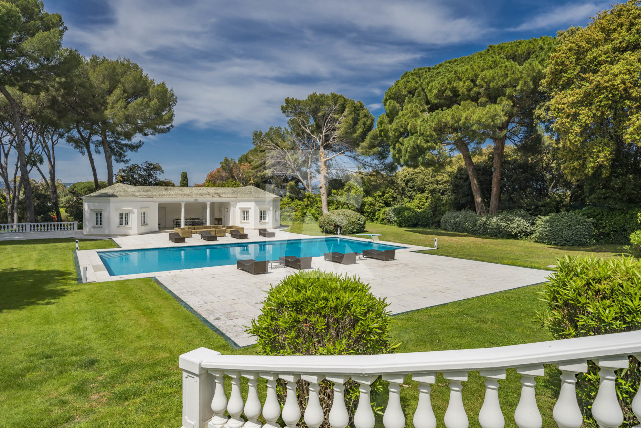 villa in Cap d'Antibes : Rent this exceptional domaine from the 1920's - 9 bedrooms, tennis court, large swimming pool, fitness room. - Photo 1