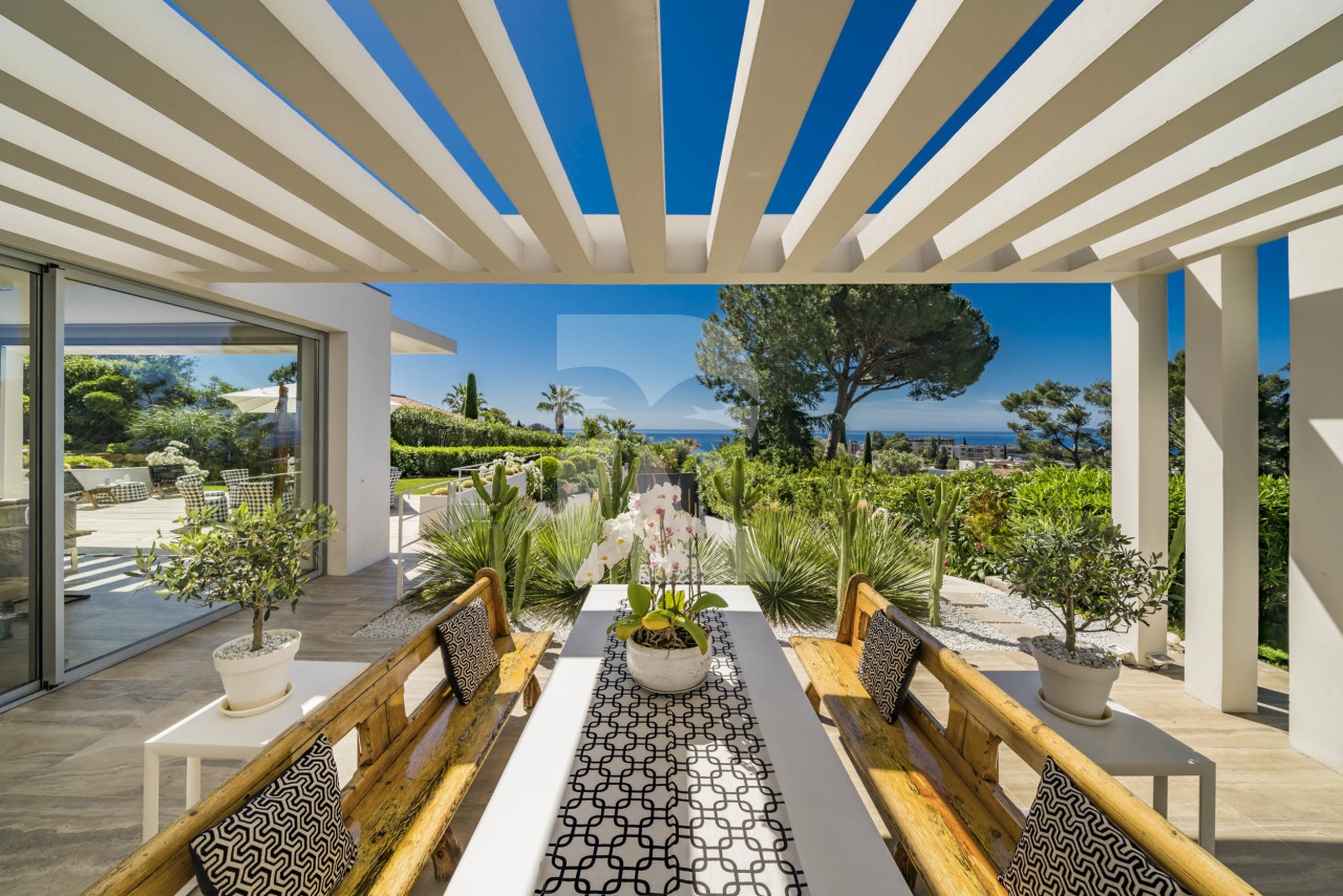 villa in Cannes : Rent this brand new modern villa in Cannes Croix des Gardes with a stuning 180 degree sea view - Photo 5