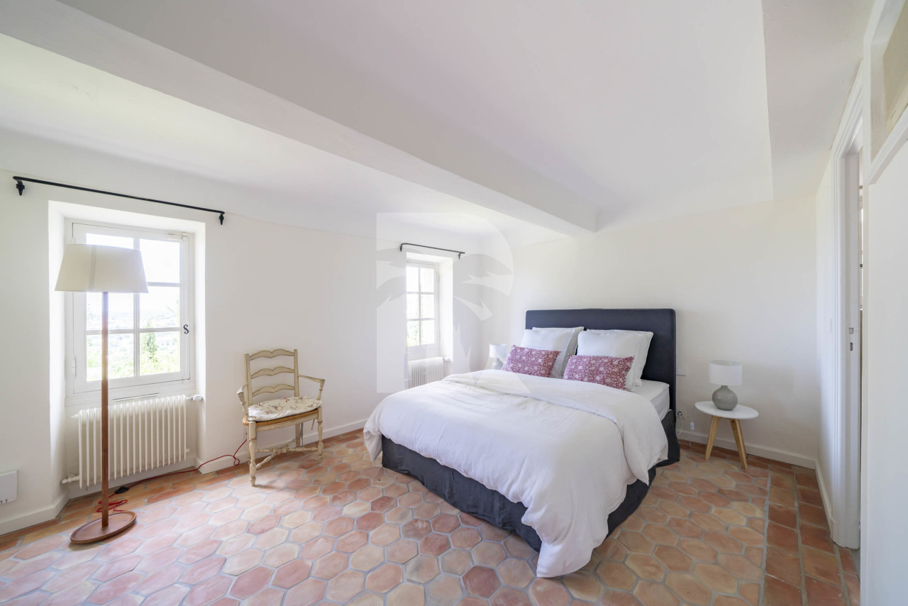 villa in Grasse : Rent this 8 bedrooms provencal villa between Valbonne and Grasse, perfect for family holidays. - Photo 12