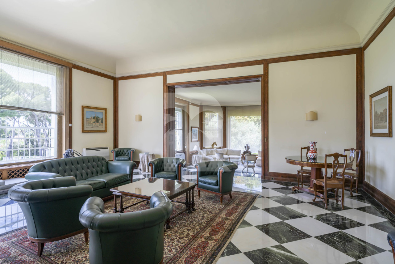 villa in Cap d'Antibes : Rent this exceptional domaine from the 1920's - 9 bedrooms, tennis court, large swimming pool, fitness room. - Photo 7