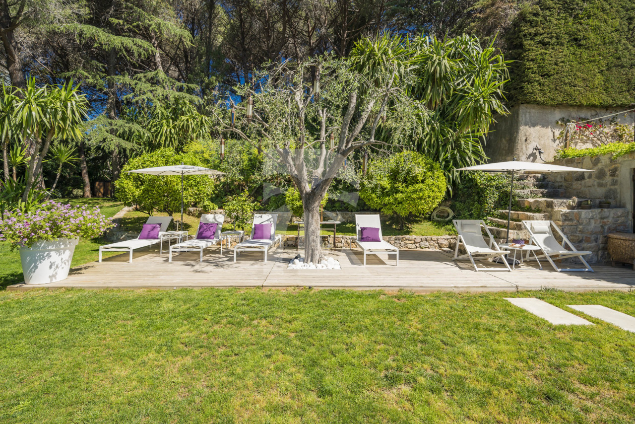villa in Cannes : Rent this brand new modern villa in Cannes Croix des Gardes with a stuning 180 degree sea view - Photo 2