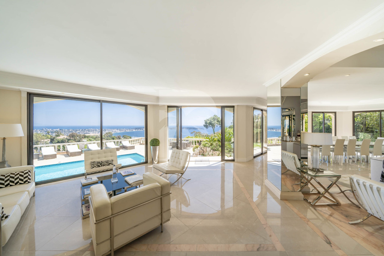villa in Cannes : Rent this 8 bedrooms with an amazing view of  the Cap d'Antibes and Golfe Juan bay. - Photo 11