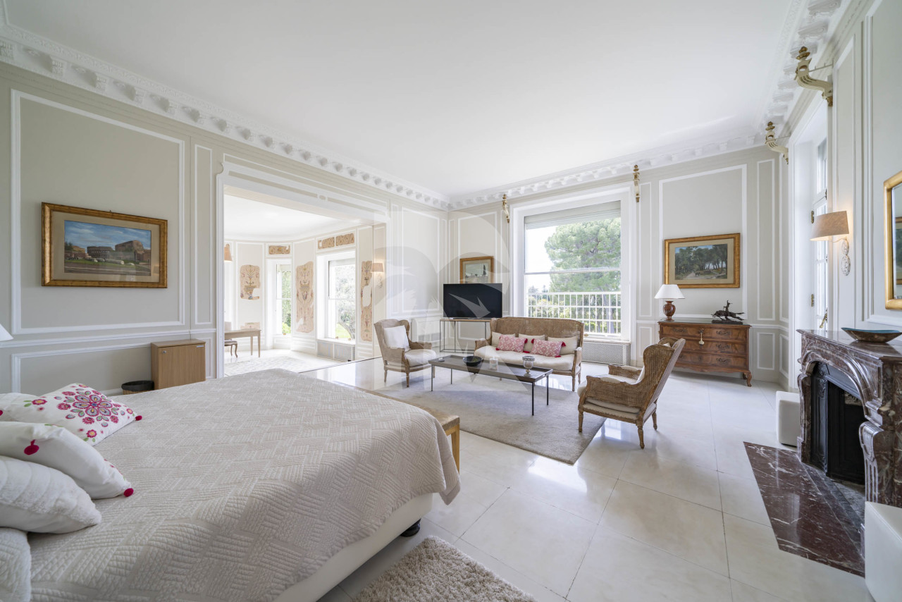 villa in Cap d'Antibes : Rent this exceptional domaine from the 1920's - 9 bedrooms, tennis court, large swimming pool, fitness room. - Photo 9