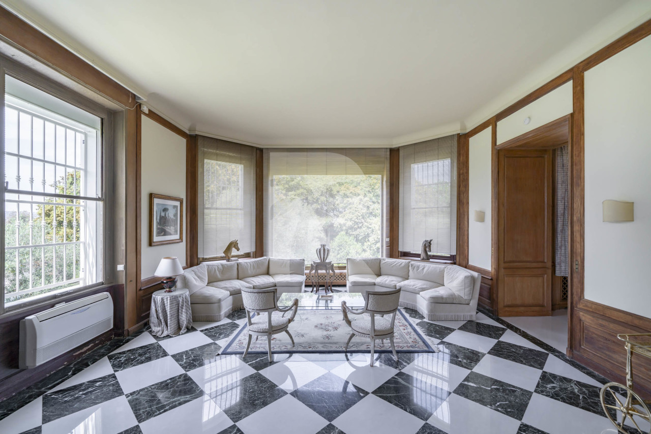 villa in Cap d'Antibes : Rent this exceptional domaine from the 1920's - 9 bedrooms, tennis court, large swimming pool, fitness room. - Photo 8
