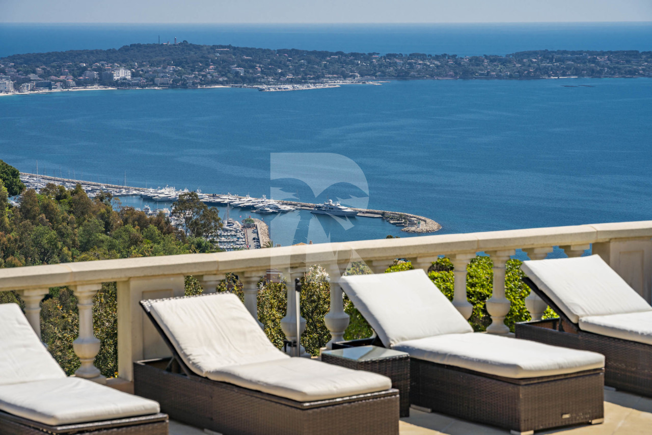villa in Cannes : Rent this 8 bedrooms with an amazing view of  the Cap d'Antibes and Golfe Juan bay. - Photo 2