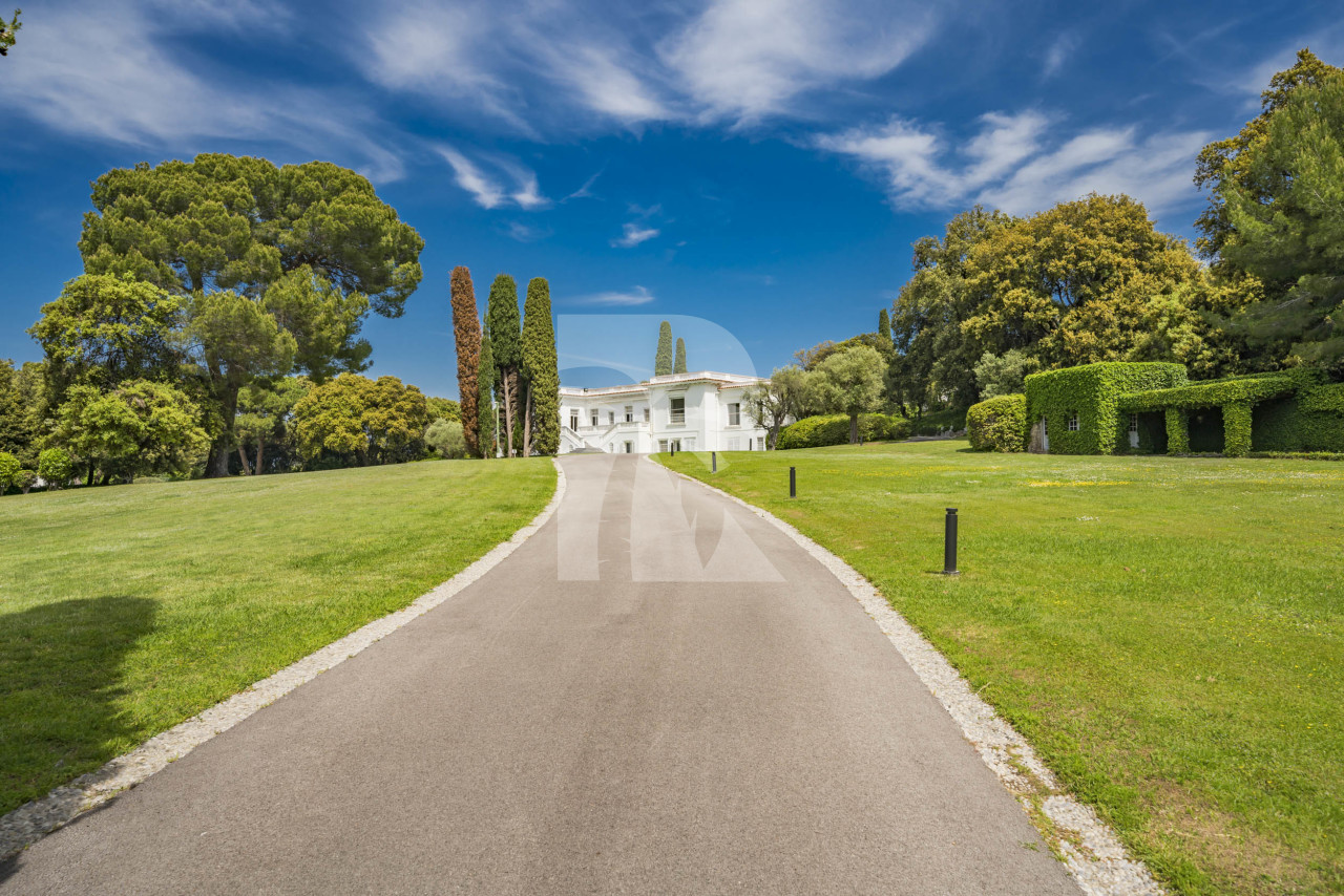 villa in Cap d'Antibes : Rent this exceptional domaine from the 1920's - 9 bedrooms, tennis court, large swimming pool, fitness room. - Photo 3