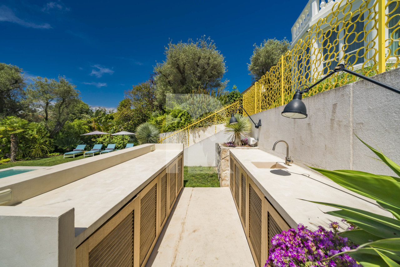 villa in Cap d'Antibes : Rent this 6 bedroom  villa in a quiet area on the cap d'Antibes, walking distance to Juan les Pins. - Photo 3