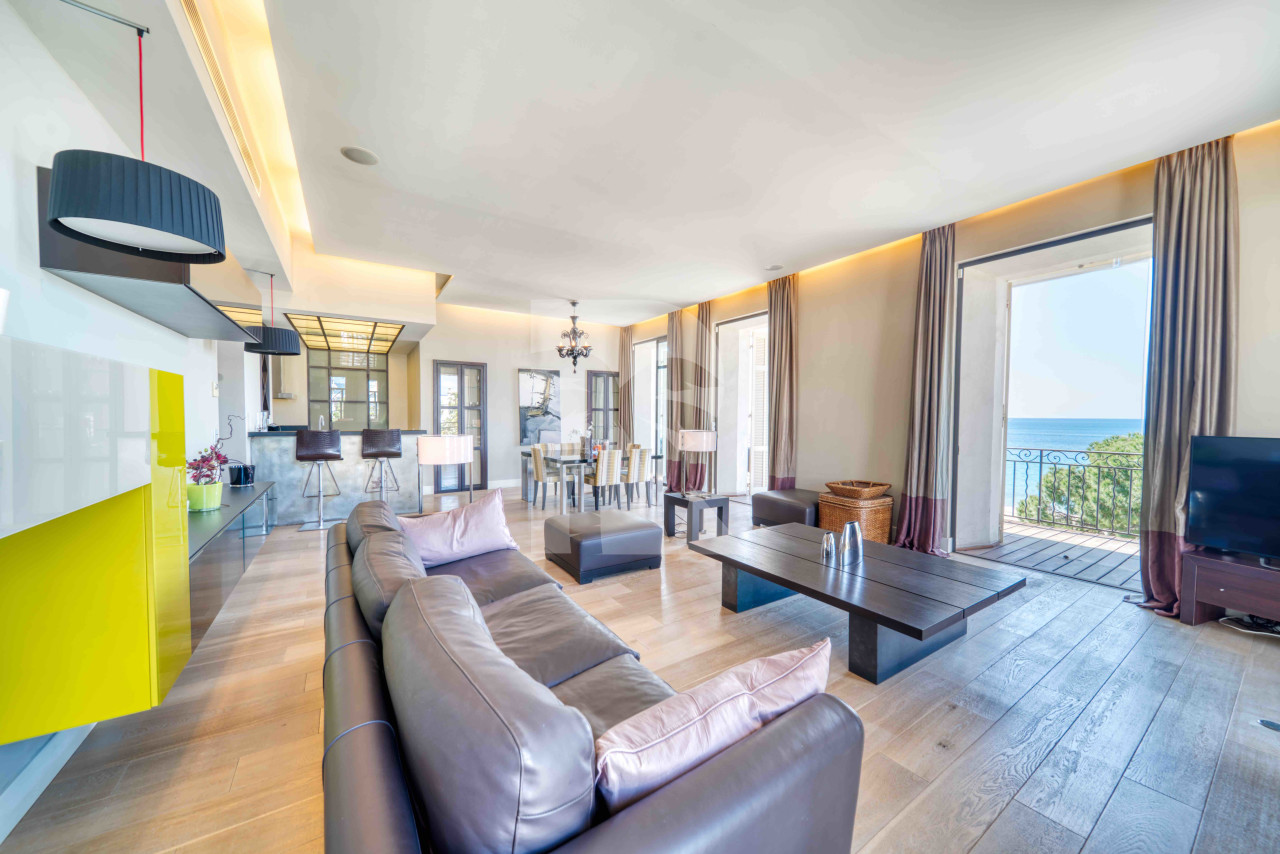 apartment in Cannes : Rent gorgeous and newly renovated 3 bedroom apartment in front of Croisette - Photo 1