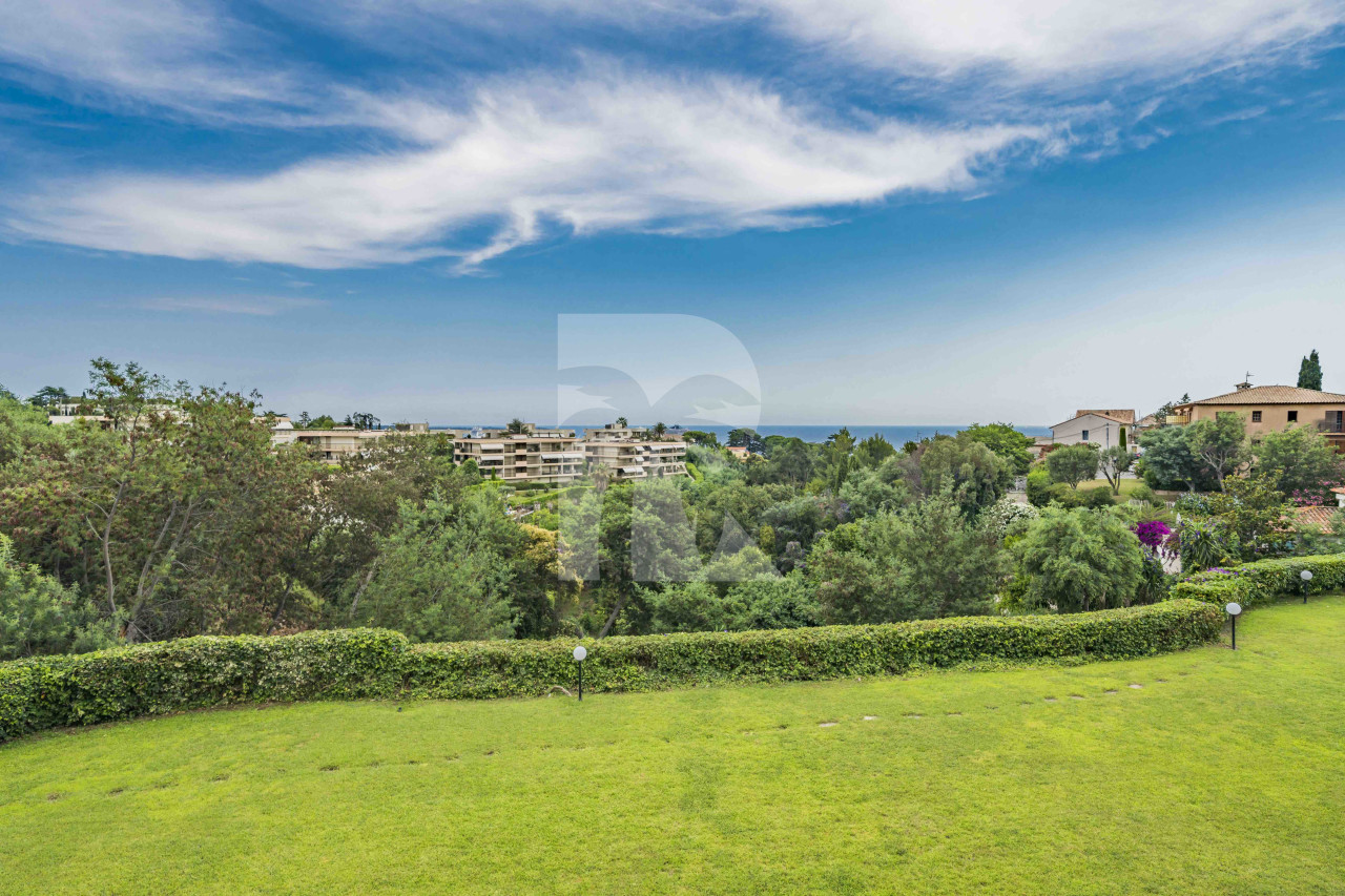 apartment in Cannes : Rent beautiful contemporary 3 bedroom apartment - Photo 0
