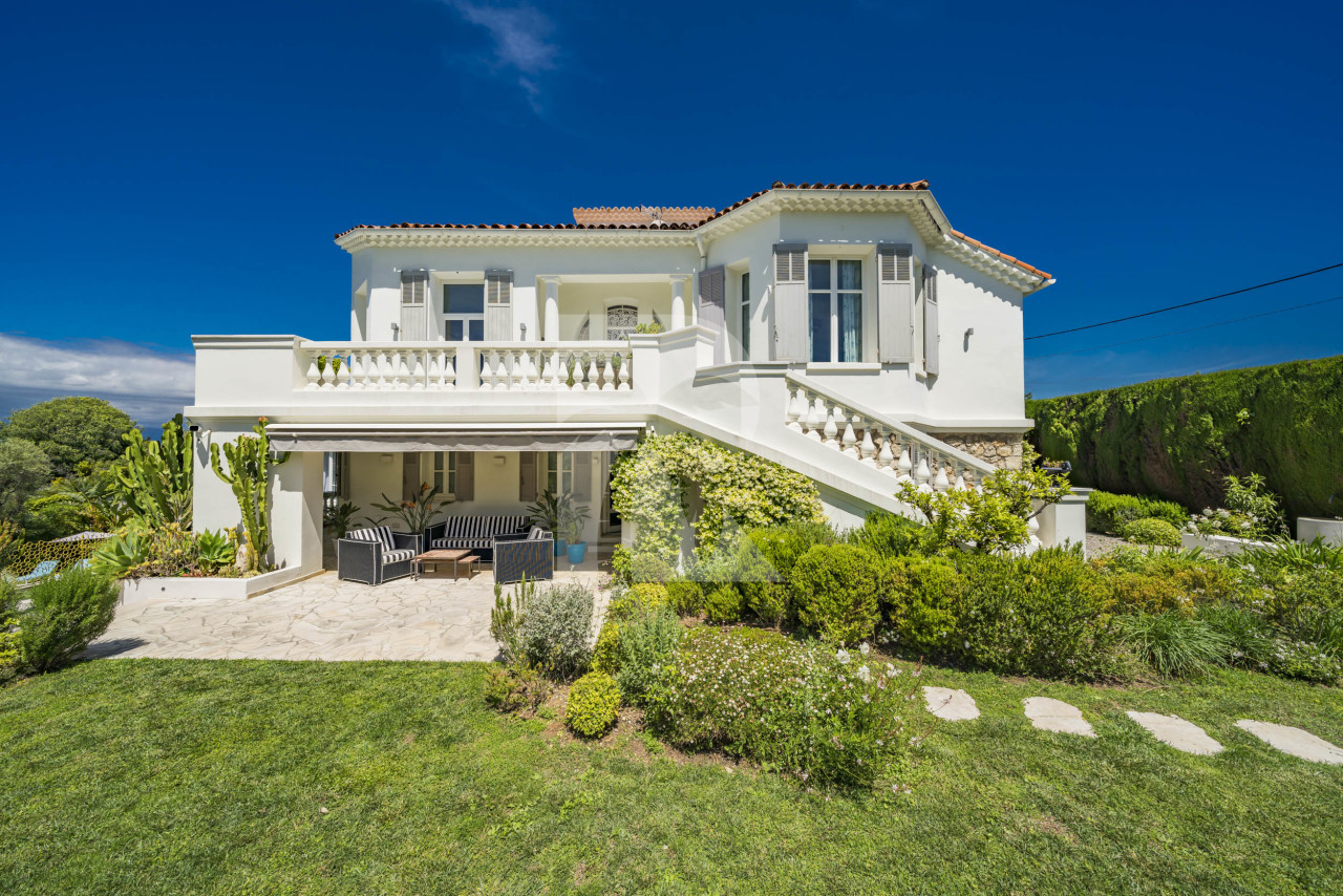 villa in Cap d'Antibes : Rent this 6 bedroom  villa in a quiet area on the cap d'Antibes, walking distance to Juan les Pins. - Photo 0