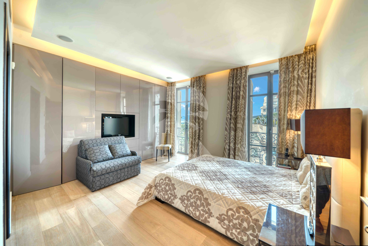 apartment in Cannes : Rent gorgeous and newly renovated 3 bedroom apartment in front of Croisette - Photo 4